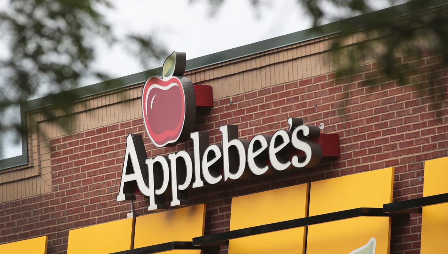 Applebee’s is giving away free wings this week. Here’s how to get yours