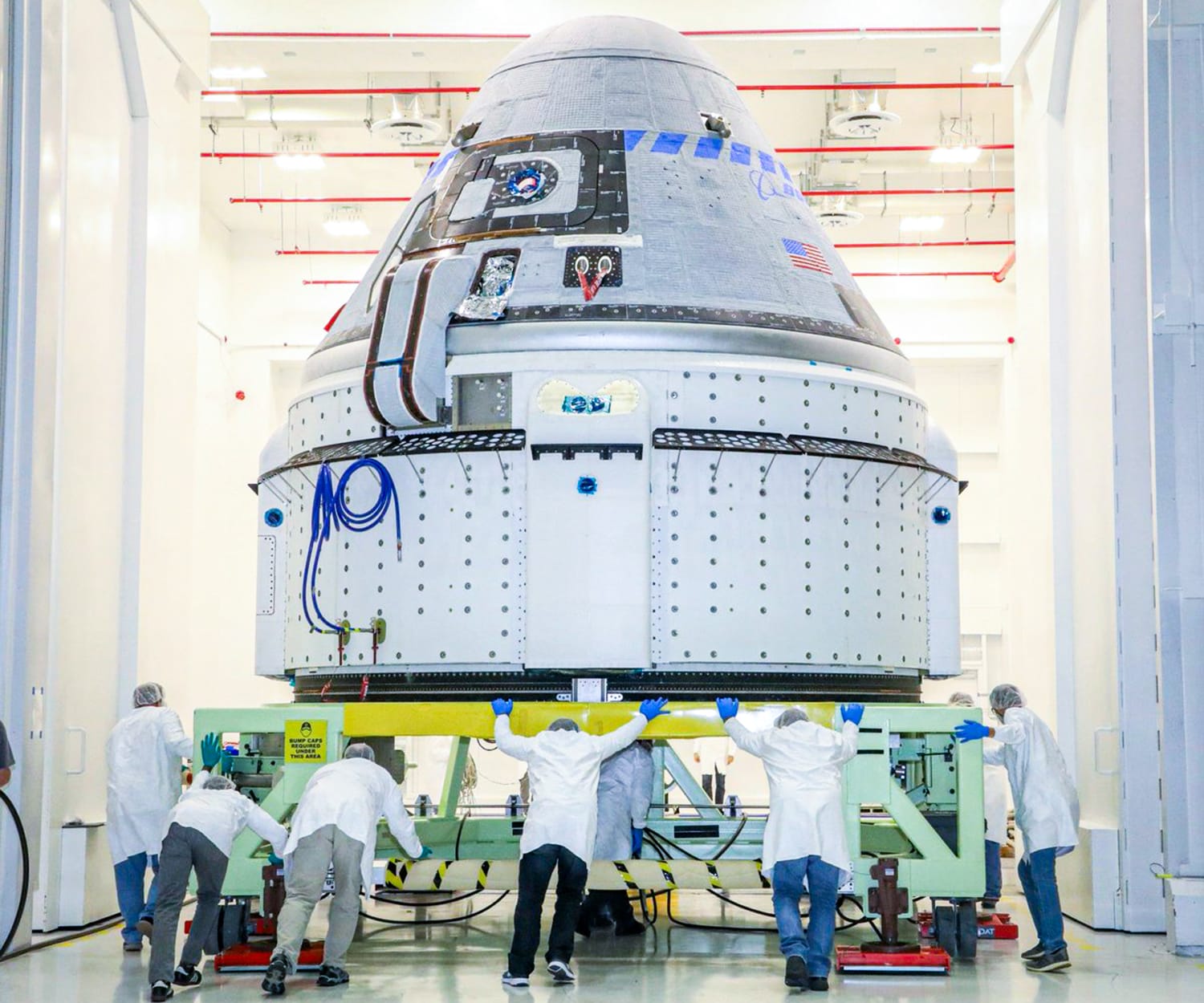 우주비행사들이 첫 발사를 준비하고 있다