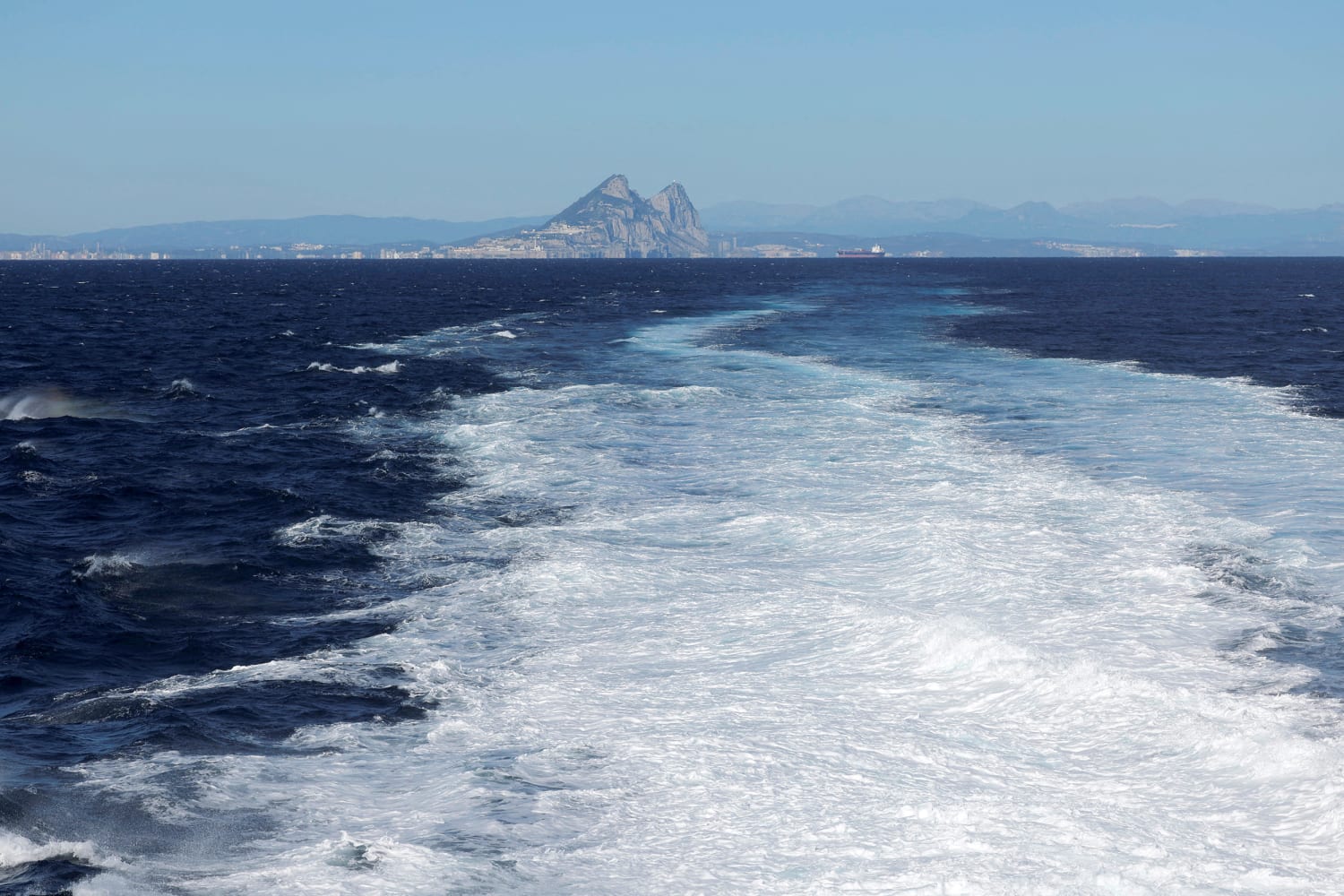 Le orche affondano uno yacht a vela nello stretto di Gibilterra