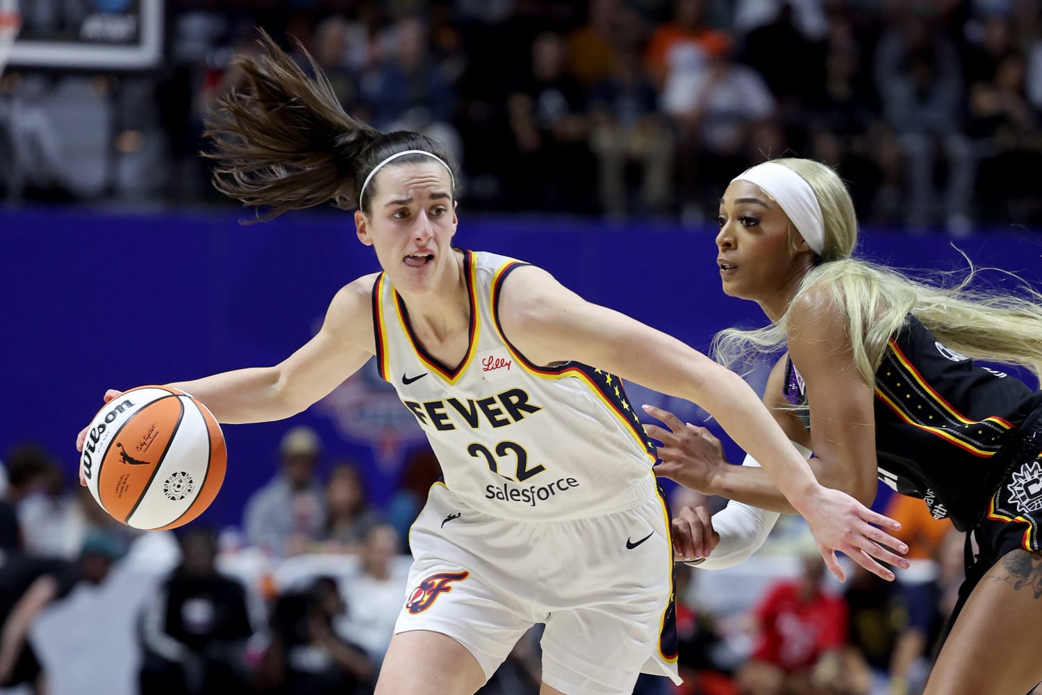 코네티컷 선이 인디애나 피버를 장악하면서 케이틀린 클라크가 WNBA 데뷔전에서 어려움을 겪고 있습니다.