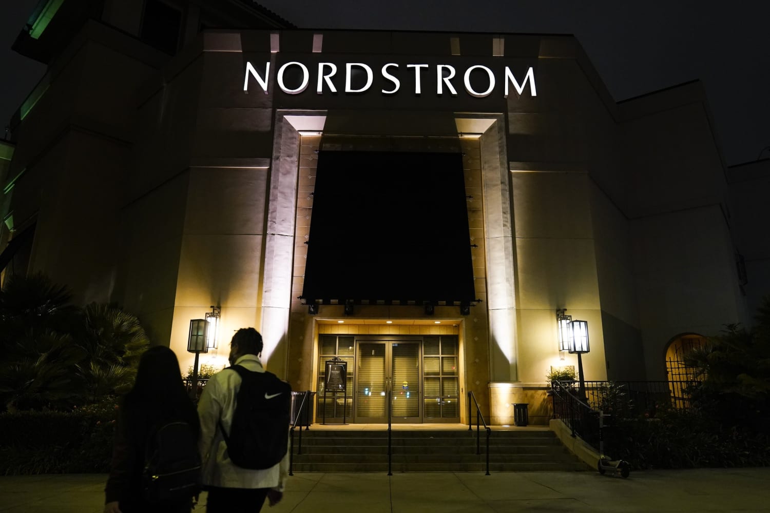 Bruce Nordstrom, die meehielp aan de ontwikkeling van de warenhuisketen in familiebezit, is op 90-jarige leeftijd overleden