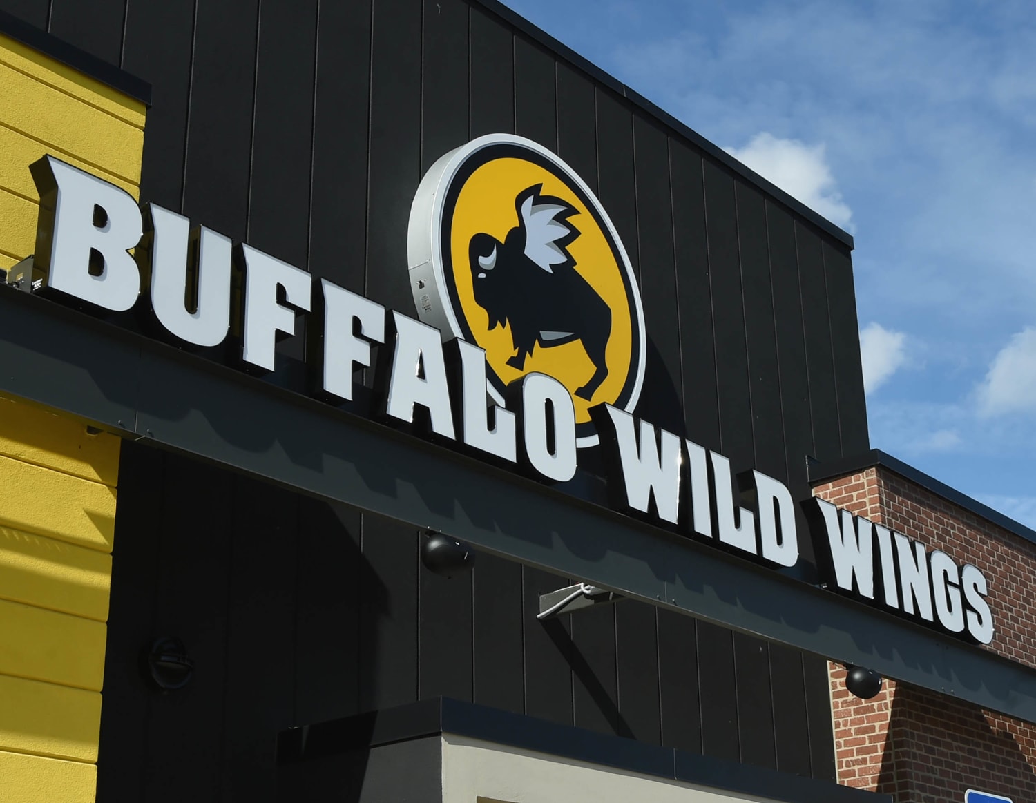 Buffalo Wild Wings mocks Red Lobster's bankruptcy with new bottomless chicken deal