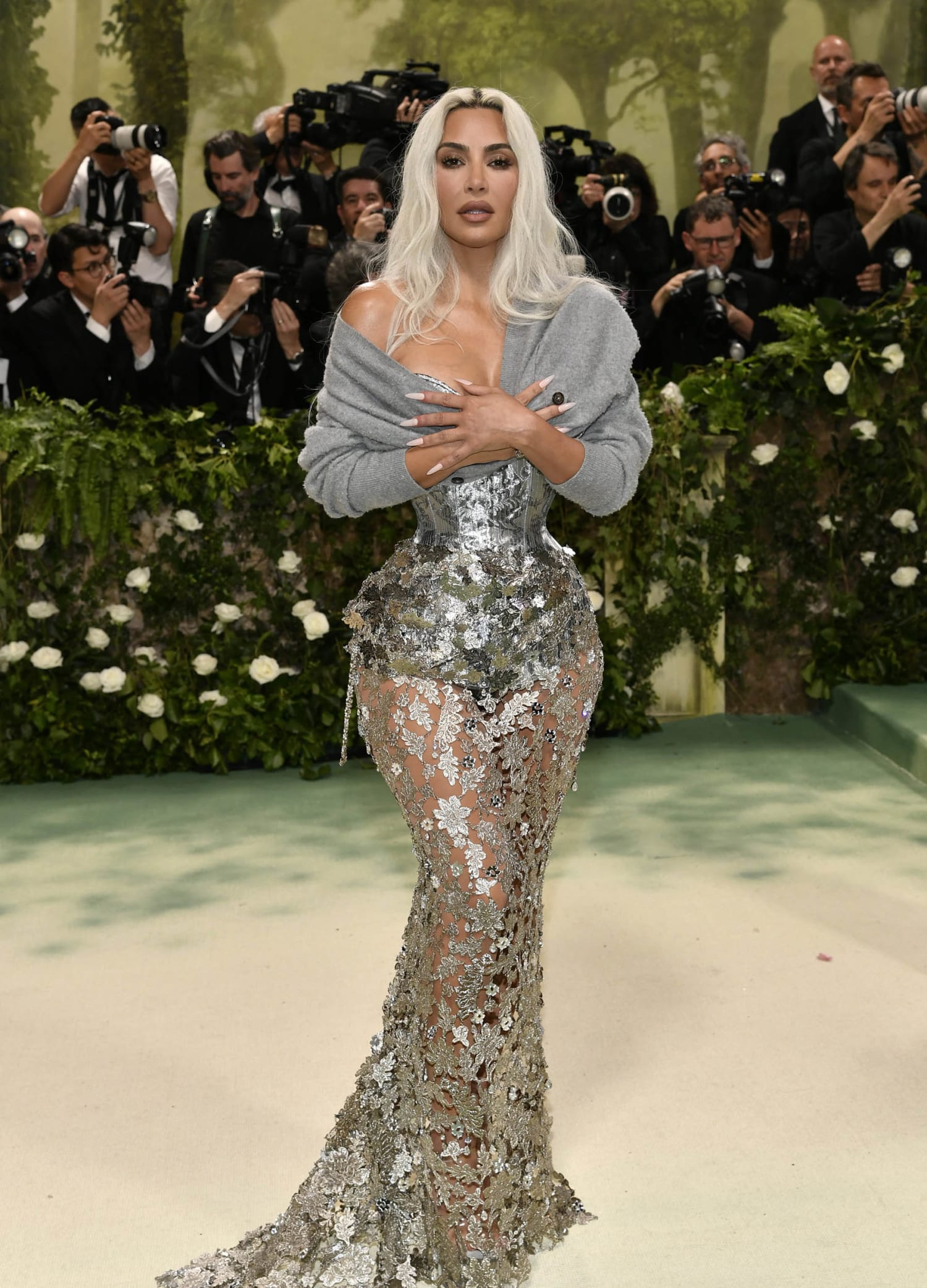 Kim Kardashian explica por que ela usou uma jaqueta cinza no Met Gala de 2024