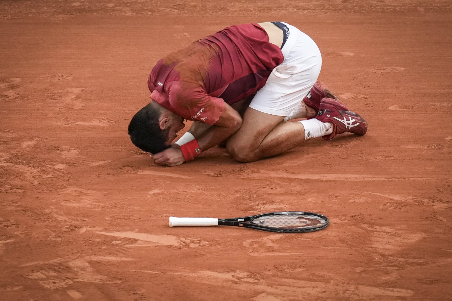 Novak Djokovic's French Open title defense ends because of an injured knee