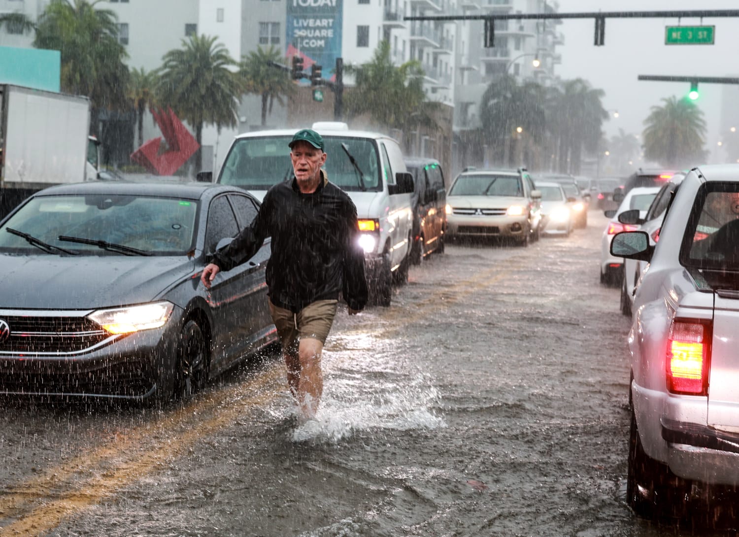 Imagen editorial para Florida enfrenta varios días de lluvias intensas y riesgo de inundaciones