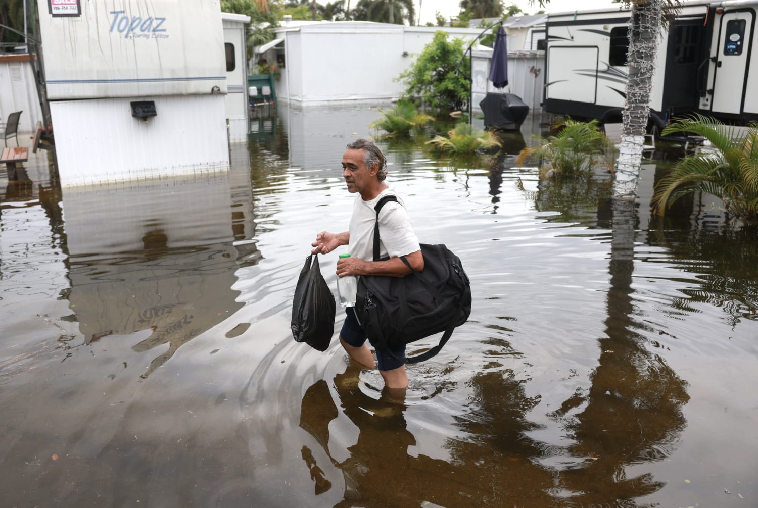 フロリダ州、壊滅的な洪水が続いた1週間後、さらなる雨に備える