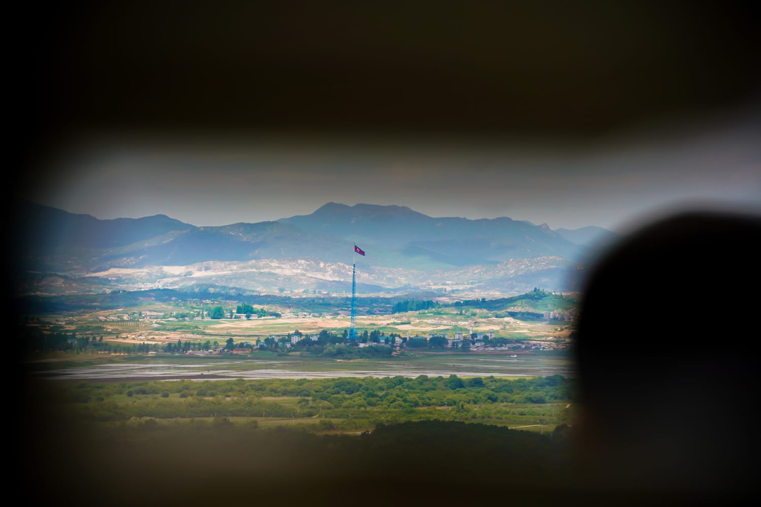 남북한의 취약한 평화를 감시하는 군인들에게 DMZ에서의 삶은 긴장된다