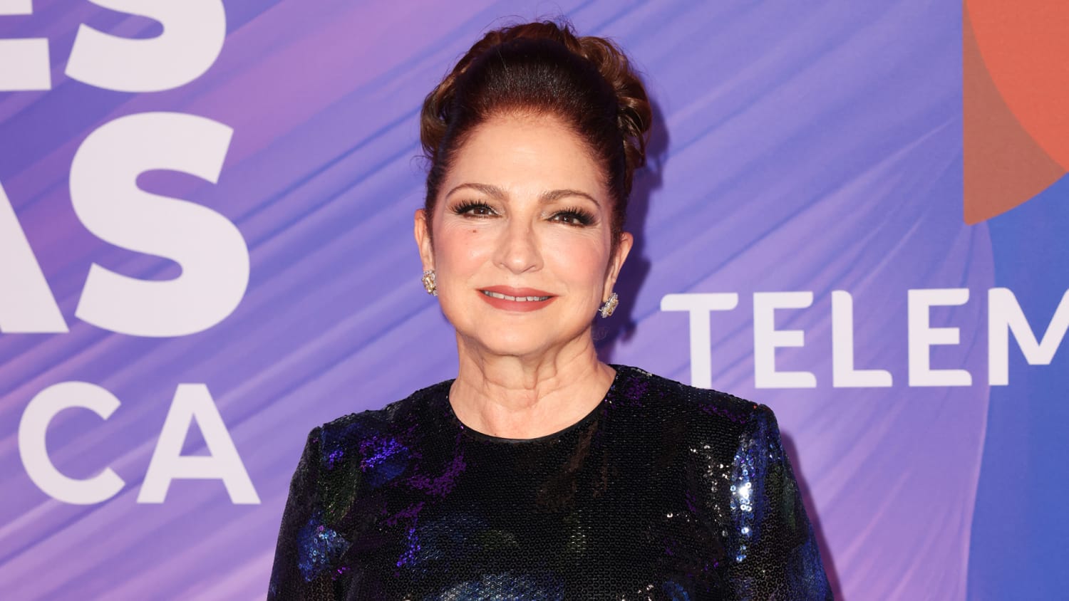 Gloria Estefan recibe premio Leyenda en Billboard Mujeres Latinas 2024