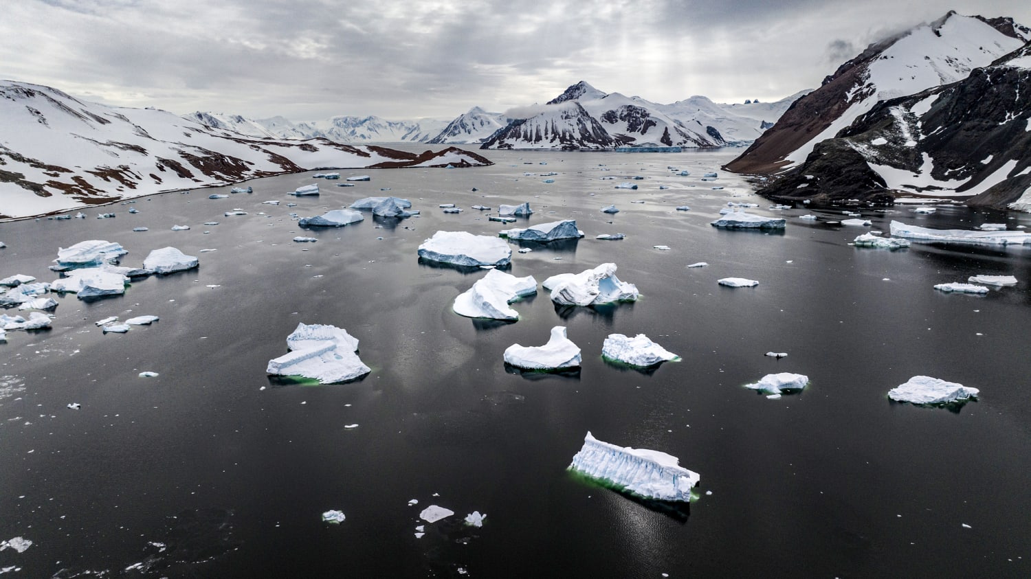 Penelitian menunjukkan bahwa es yang mencair memperlambat rotasi bumi dan menggeser porosnya
