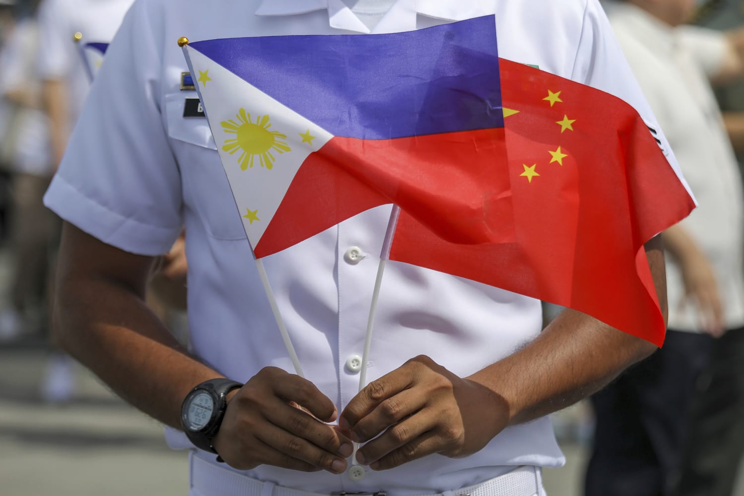 الصين والفلبين تتوصلان إلى اتفاق لمحاولة إنهاء الاشتباكات حول الشريط الرملي المتنازع عليه بشدة