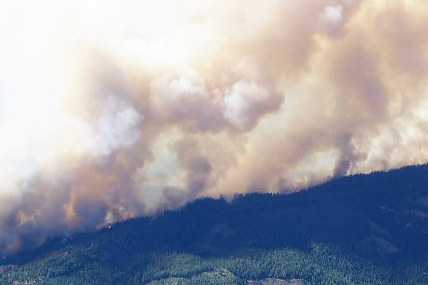 Uma emergência de incêndio florestal foi declarada na Califórnia, com quase meio milhão de acres queimados