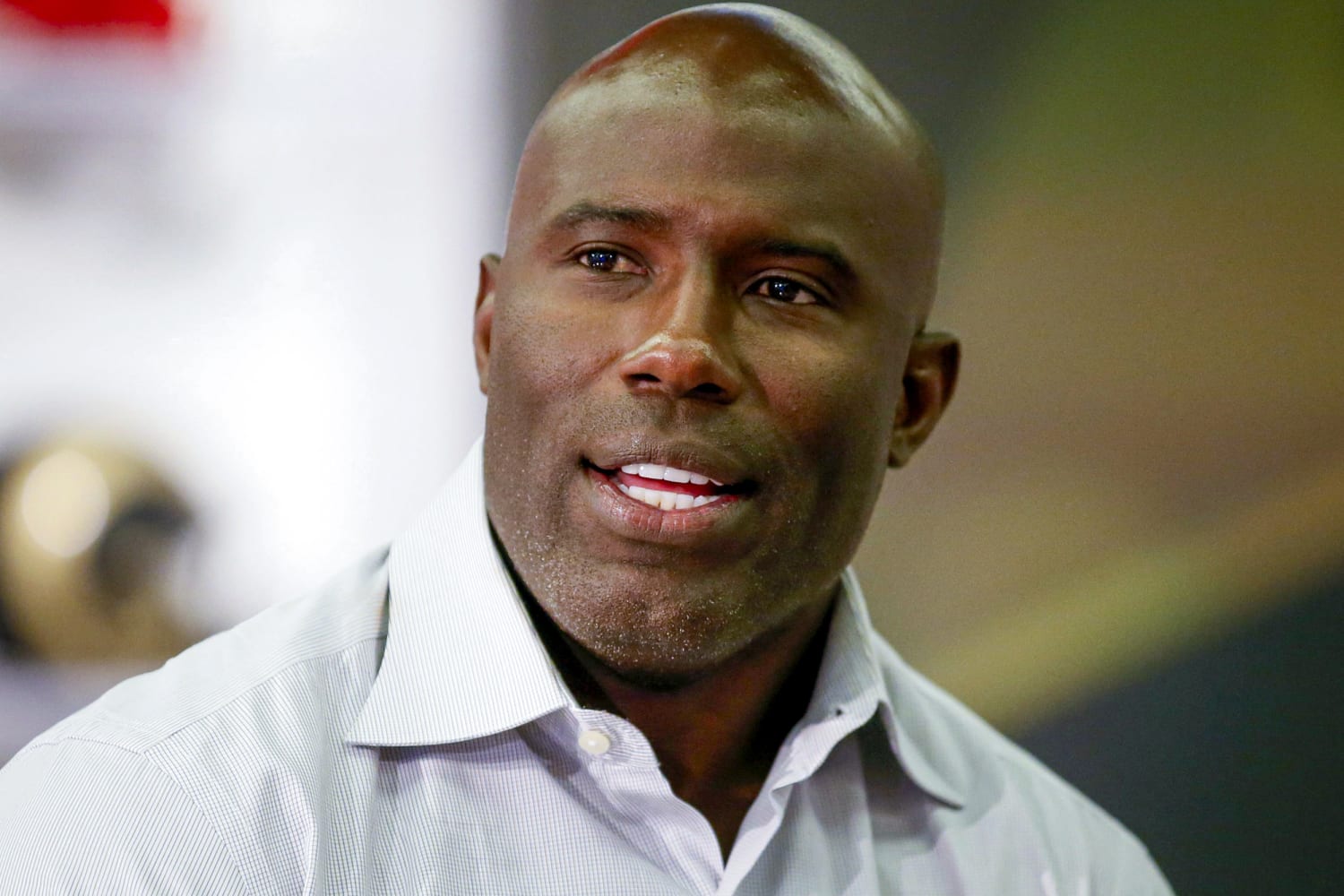 Amerikan futbolu yıldızı Terrell Davis, uçak kazasının ardından “uçuş yok” mektubu alır ve United Airlines hatadan dolayı özür diler.