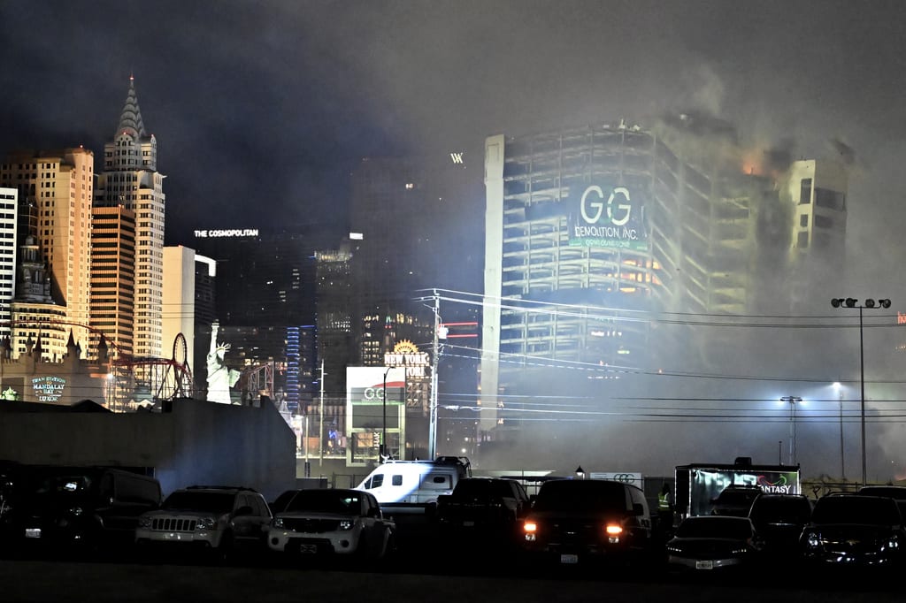 En imágenes: Así fue la impactante implosión del icónico casino Tropicana en Las Vegas