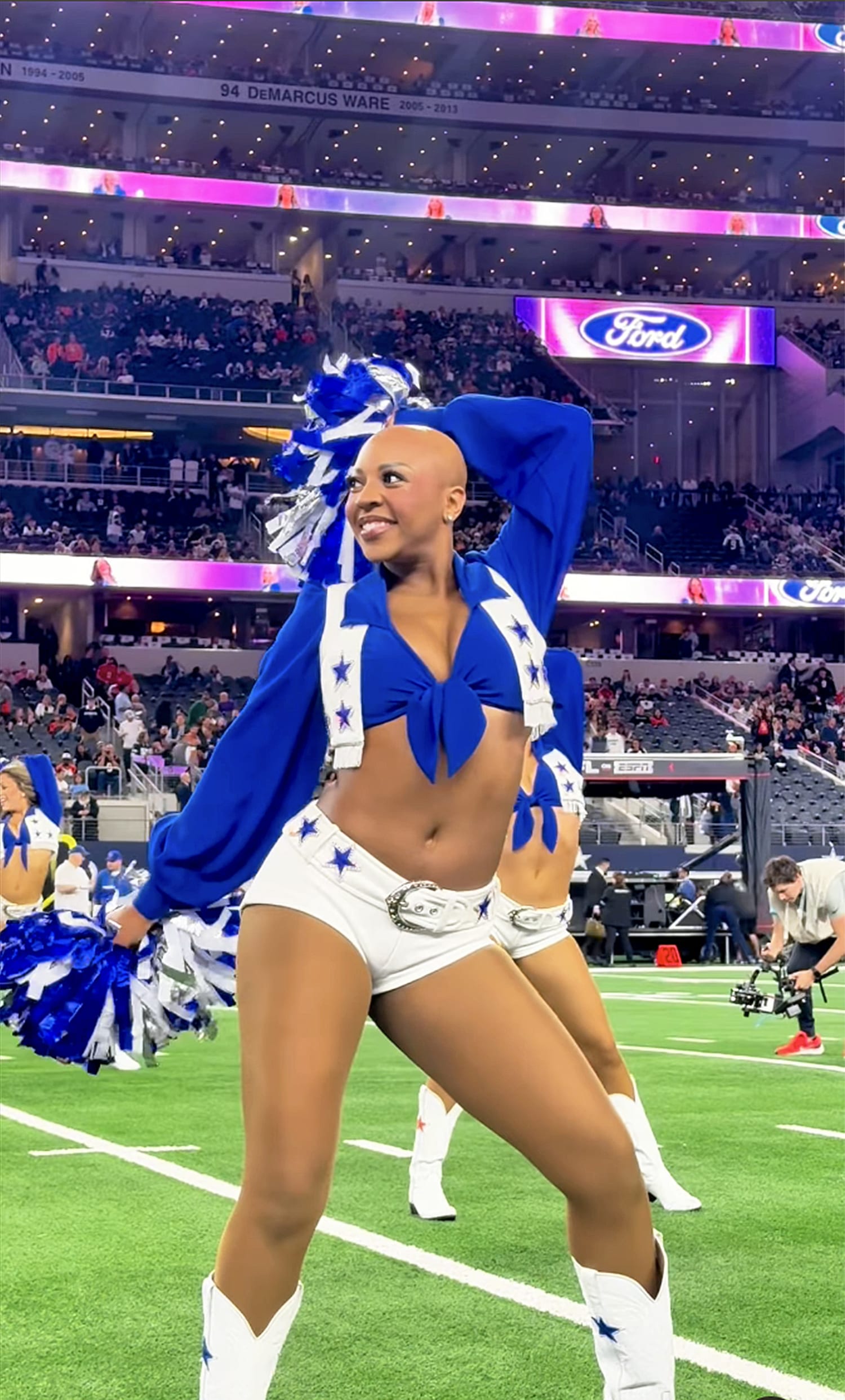 Dallas Cowboys Cheerleader with Alopecia Performs Without Wig in Now-Viral  Video