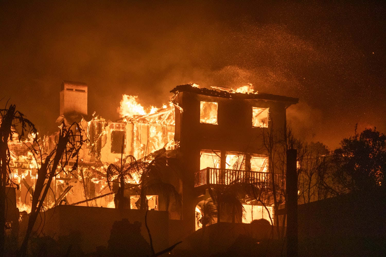 https://www.nbcnews.com/news/us-news/california-fire-evacuations-la-wildfires-palisades-how-prepare-pack-rcna186795 social preview image