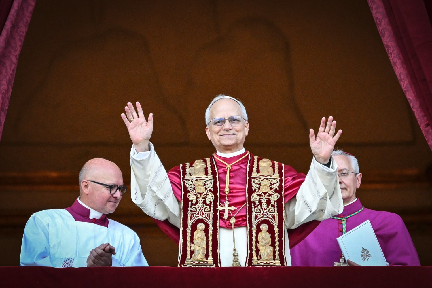 U.S.-born pontiff, formerly Cardinal Robert Prevost, leads first Mᴀss