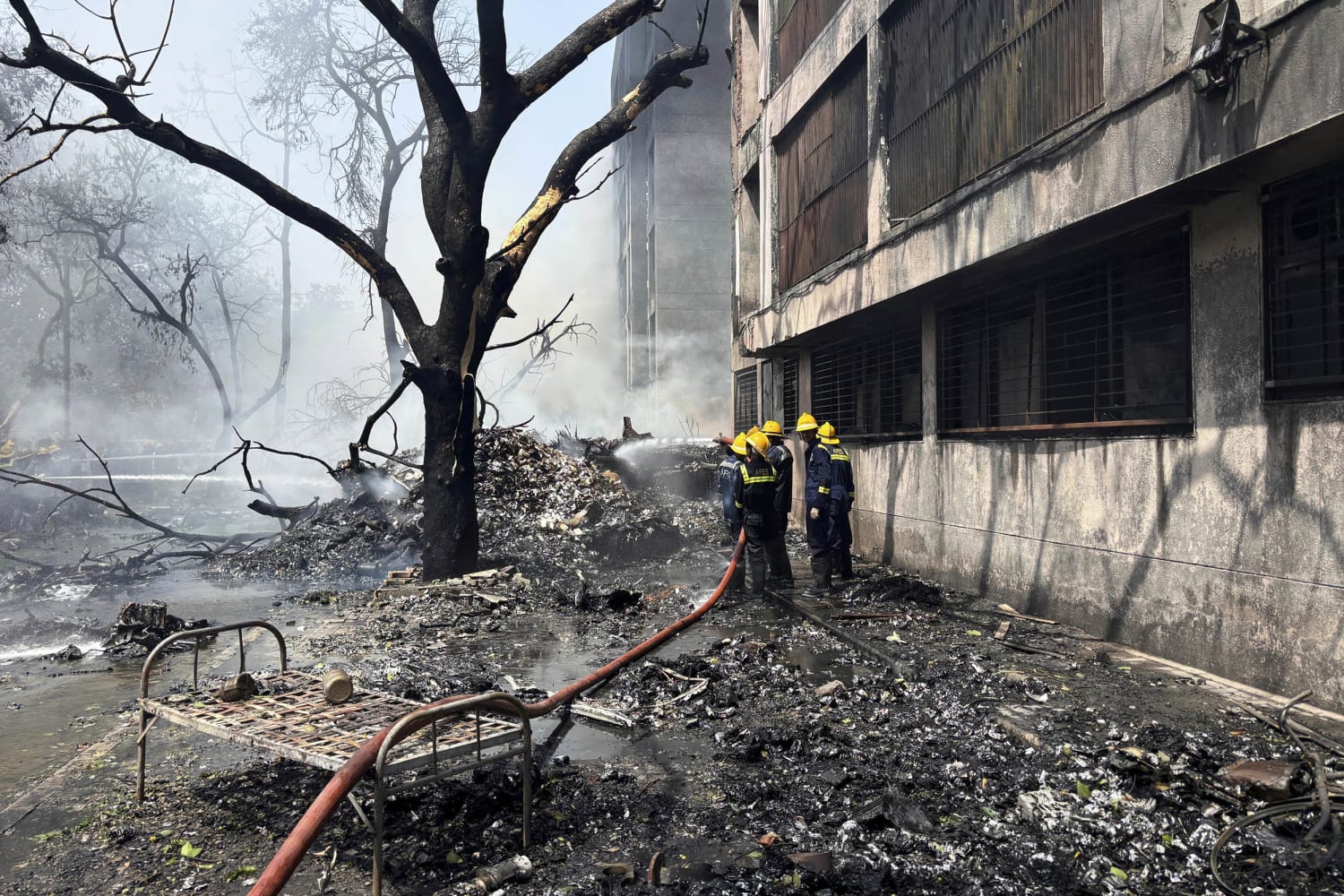 एयर इंडिया विमान हादसा लाइव अपडेट्स: भारत में 242 यात्रियों को ले जा रहा विमान दुर्घटनाग्रस्त, कम से कम एक यात्री के जीवित बचने की खबर
