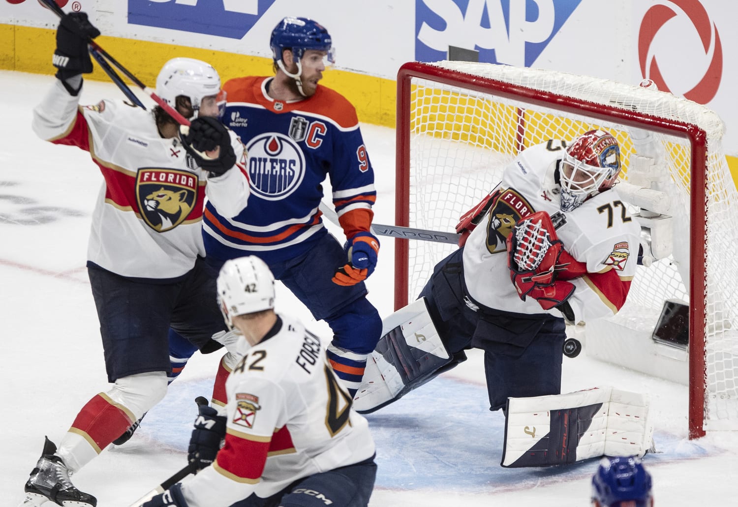 Panthers close in on 2nd straight Stanley Cup title by beating the Oilers  5-2 in Game 5
