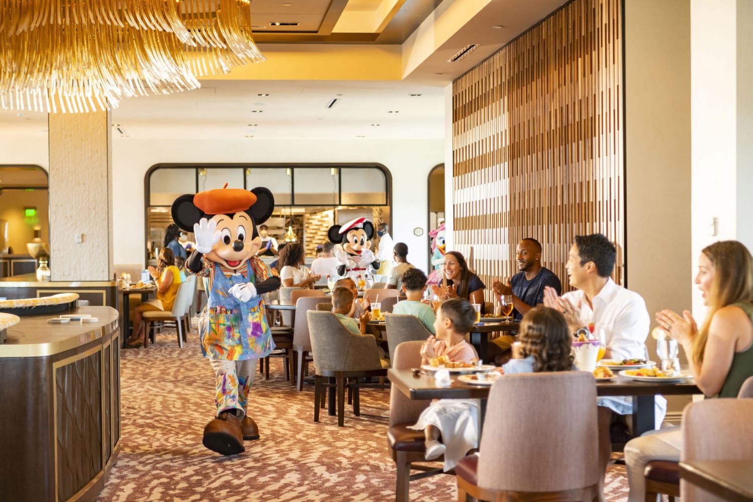 Disney Unveils New Features to Book Dining Reservations at Theme Parks