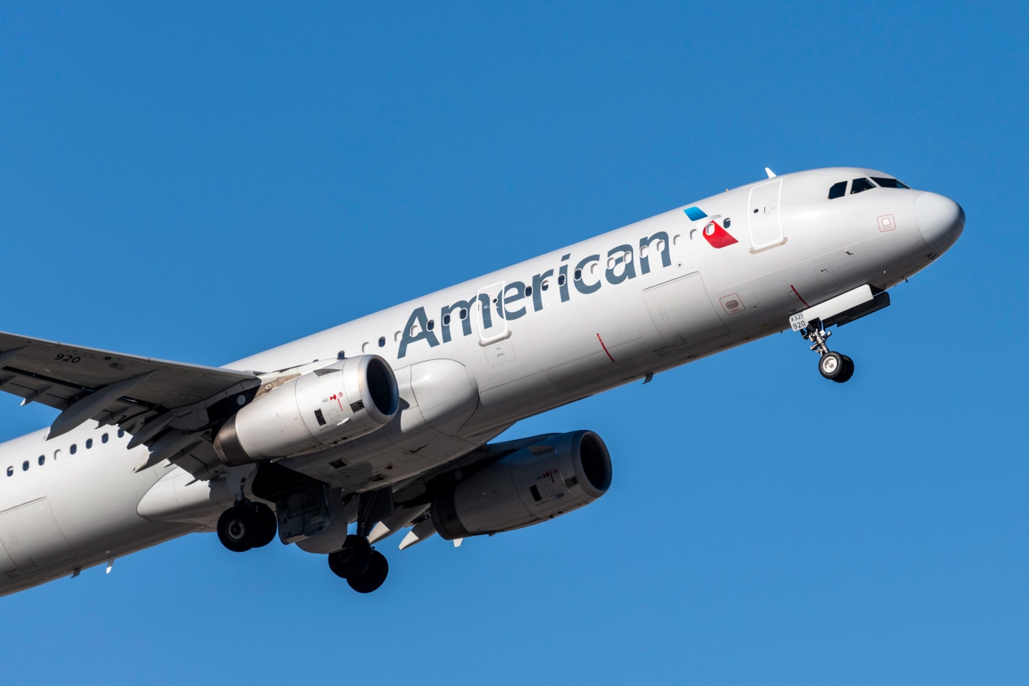 american airlines e cigarette policy Flight Attendant Weighs in on Video of Man Vaping in Plane Bathroom