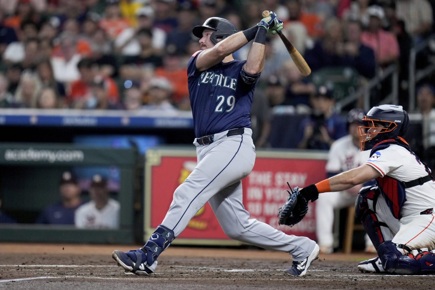 Cal Raleigh breaks Ken Griffey Jr.'s single-season home run record