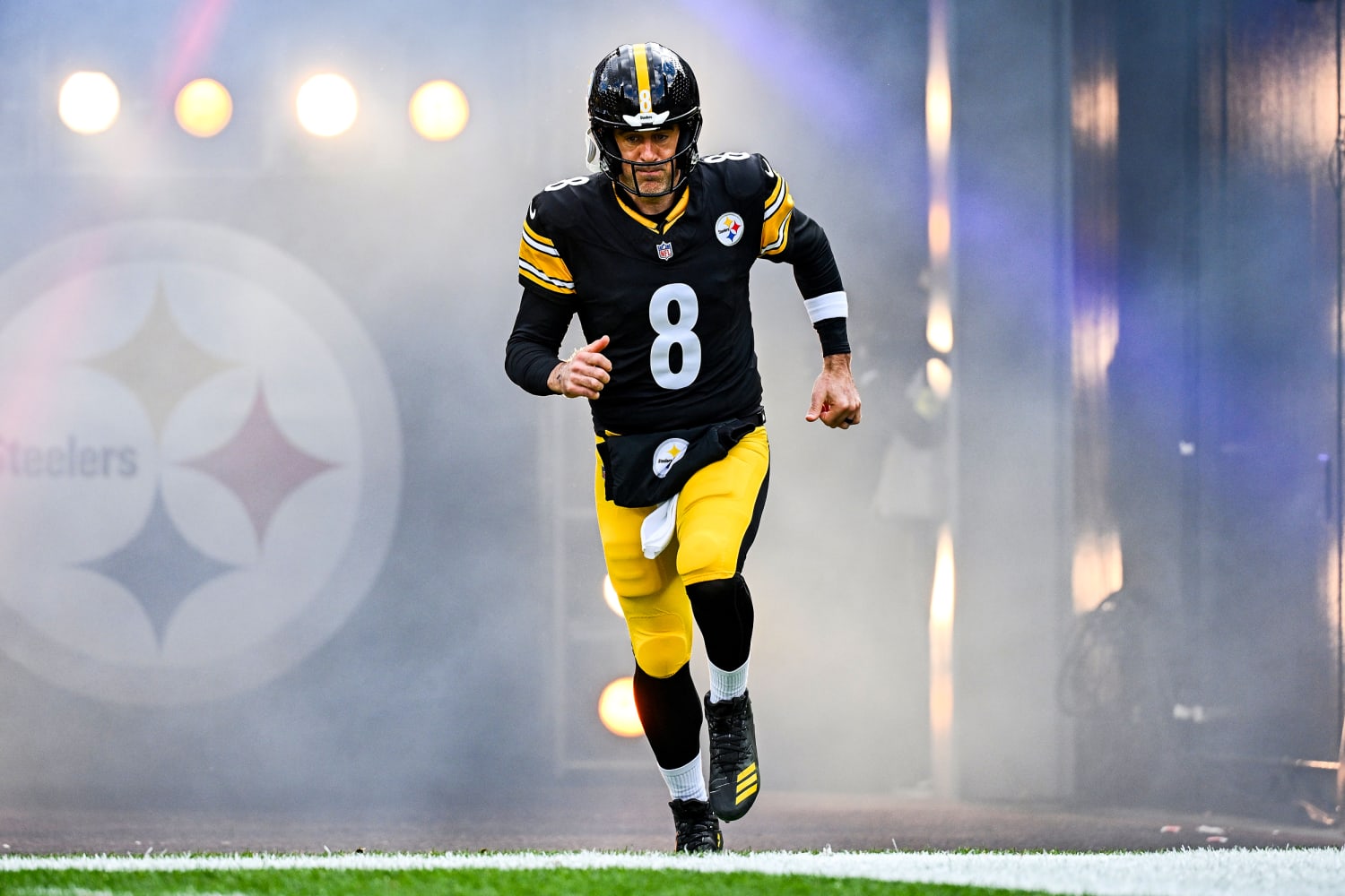 Steelers QB Aaron Rodgers may still play despite broken wrist