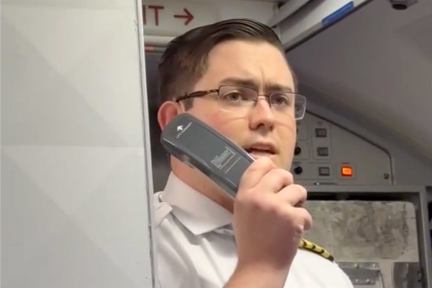 Pilot's Cabin Speech About His Daughter Calms Passengers ... and the Internet