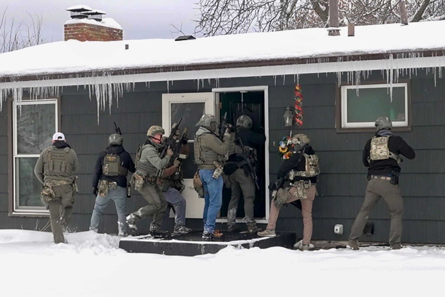 ICE operation shows the difficulty of immigration arrests amid pushback in frigid Minnesota