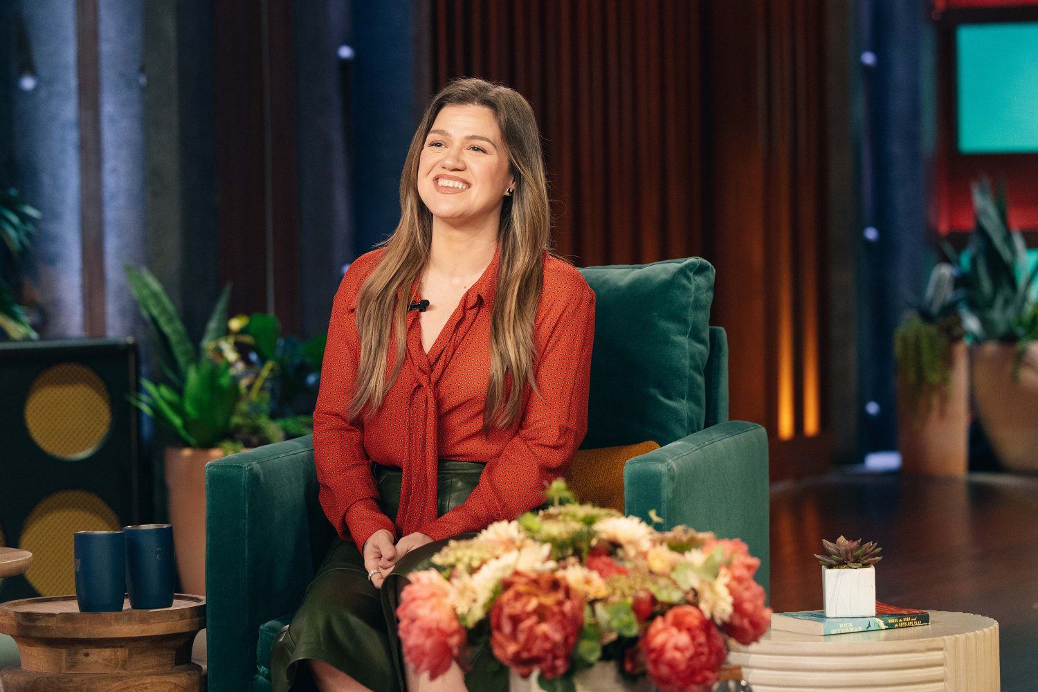 Kelly Clarkson and Kids Have a Holiday Ice Skating Adventure. See the Pic