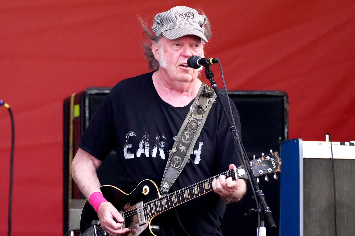 260128-neil-young-rs-3fe1b9.jpg