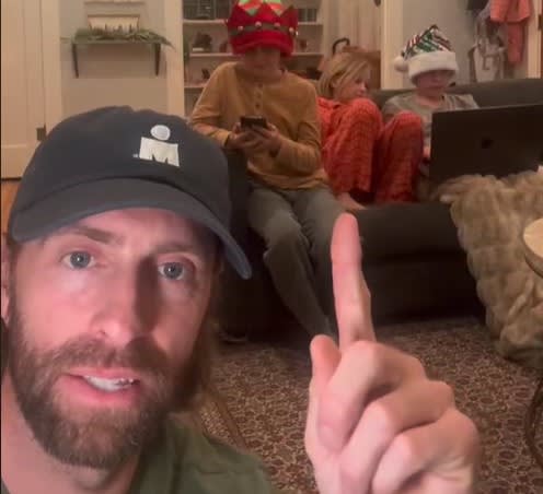 Man Criticizes Parent Over Kids' iPad Use — Then Gets a Lesson in Self-Awareness 