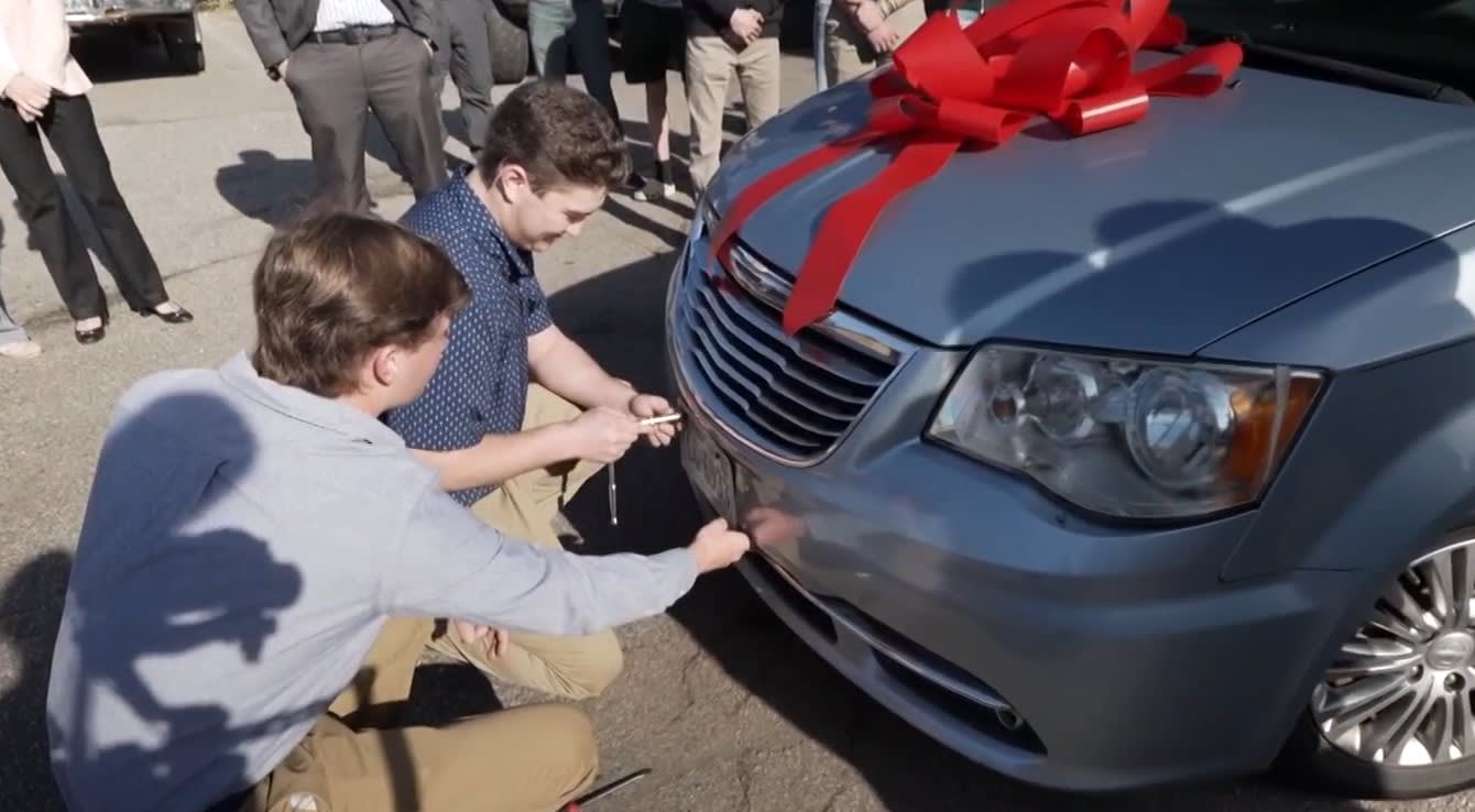 High School Teens Are Repairing Used Cars to Donate to Single Moms