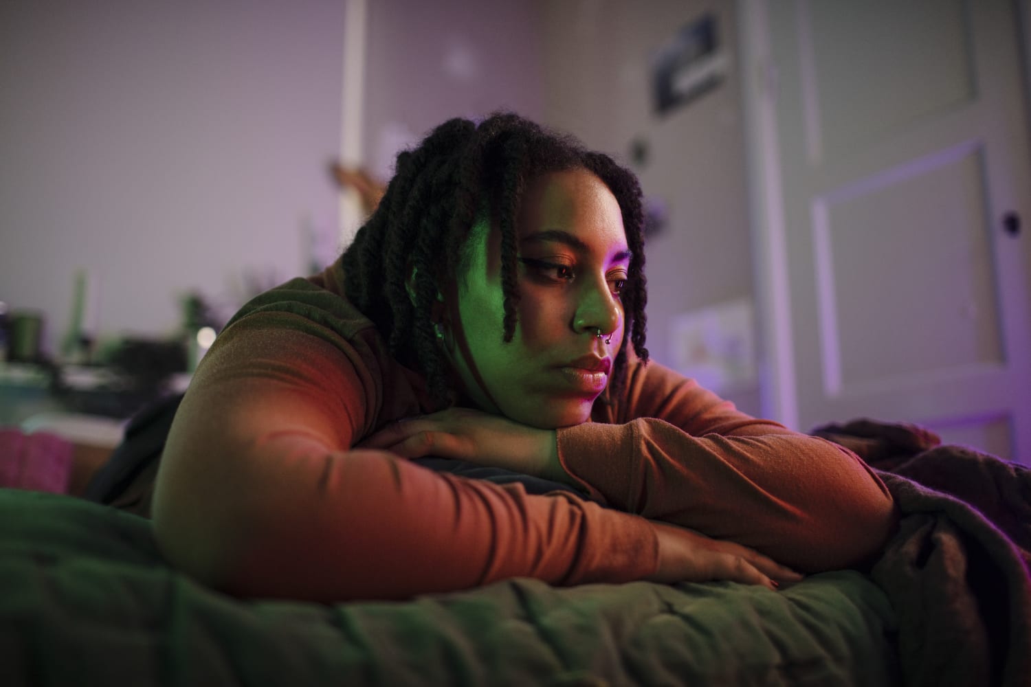 If You Feel Lonely, This Simple 3-Word Phrase Will Help You Move Past It, Therapist Says