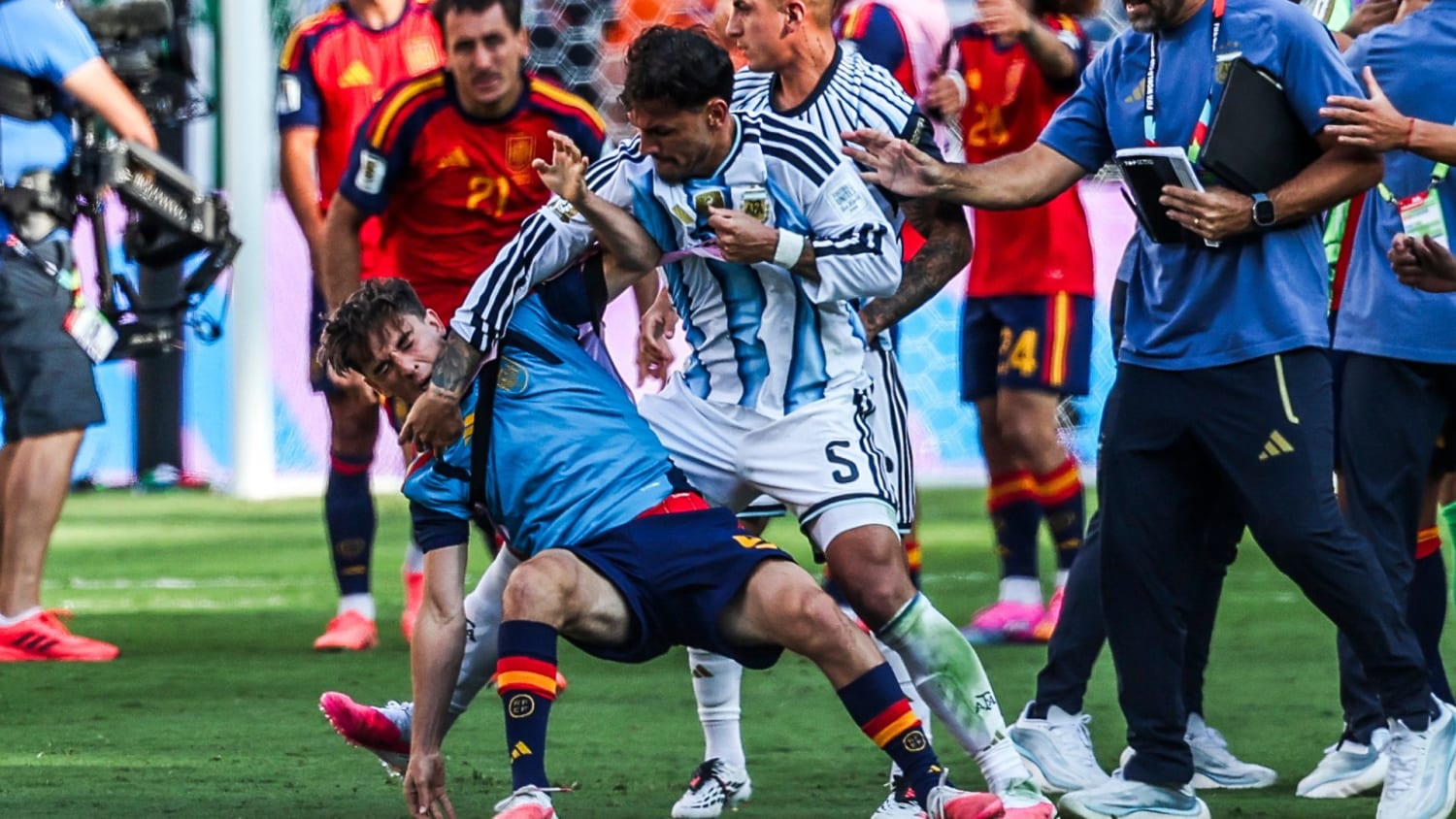 La histórica sanción que podría recibir Leandro Paredes tras machacar a Gavi en la Final