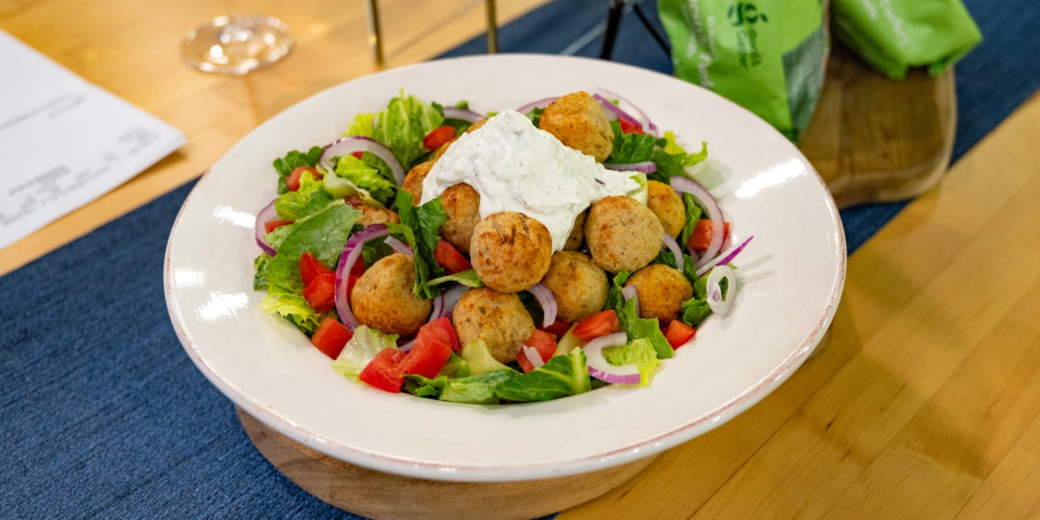 5-Ingredient Meals: Mediterranean Salad, a Tortellini Bake and More