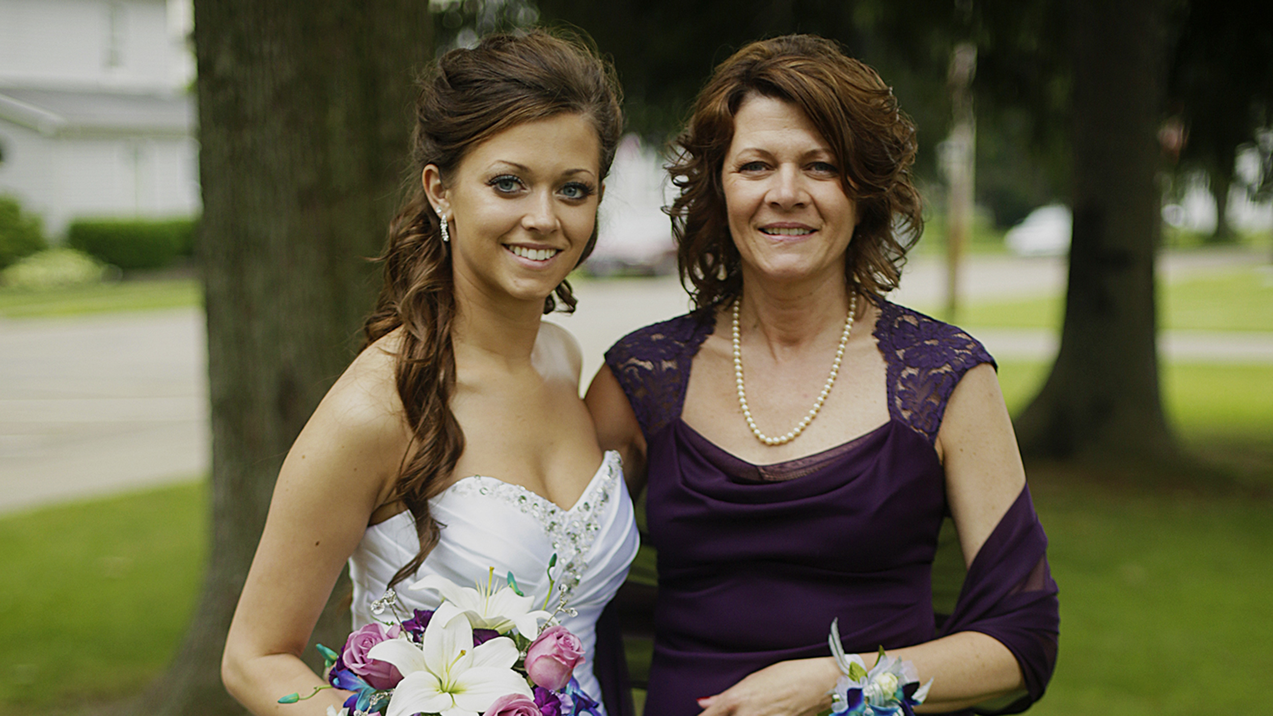 Stepmom and daughter. Мать невесты на свадьбе. Stepmom невеста. Невеста с мамой обои. Wedding daughter and mother.