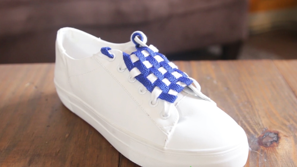 Kiểu buộc dây "Checkerboard Lacing"