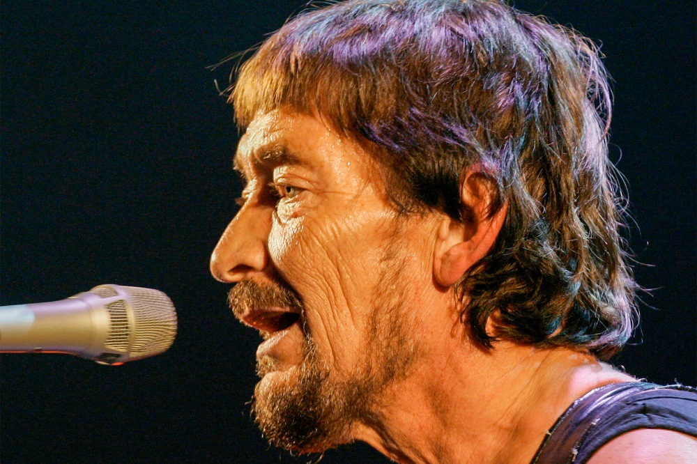 https://media-cldnry.s-nbcnews.com/image/upload/t_fit-1000w,f_auto,q_auto:best/rockcms/2025-12/251222-chris-rea-obit-gk-307115.jpg