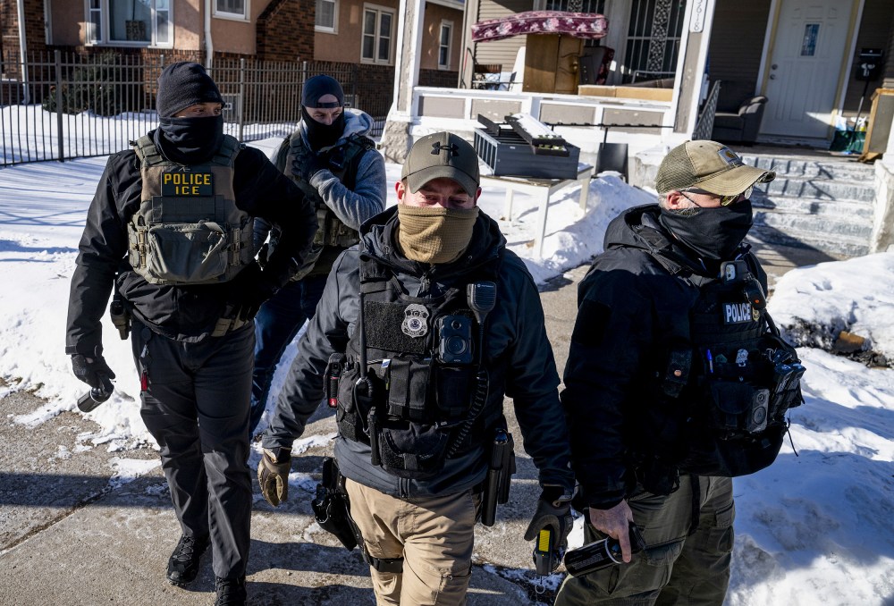 ICE tells officers to curtail court arrests, stop entering homes without warrants