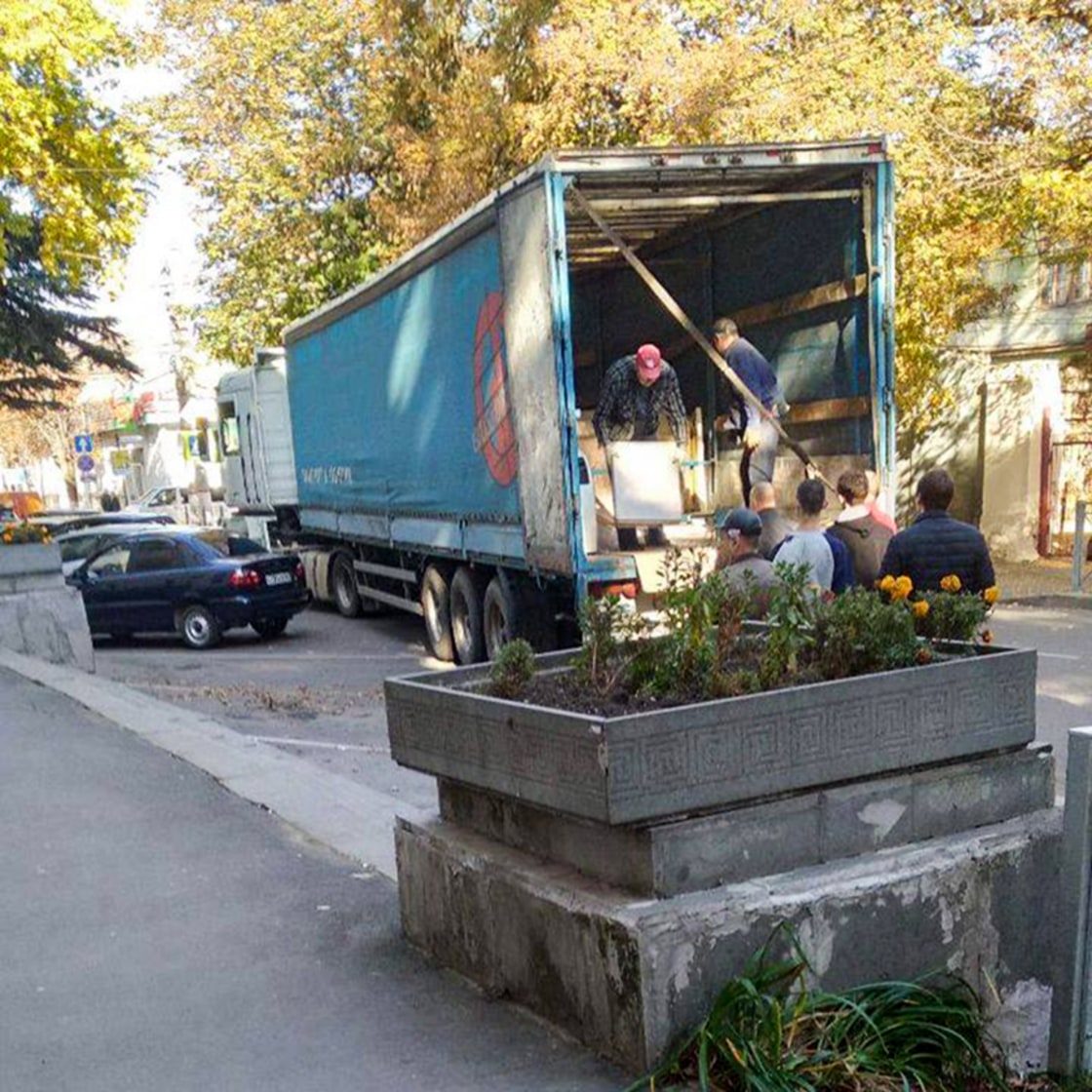 Russians in plainclothes load stolen artwork from the Kherson Regional Art Museum into the back of a truck in November. Courtesy Kherson Regional Art Museum