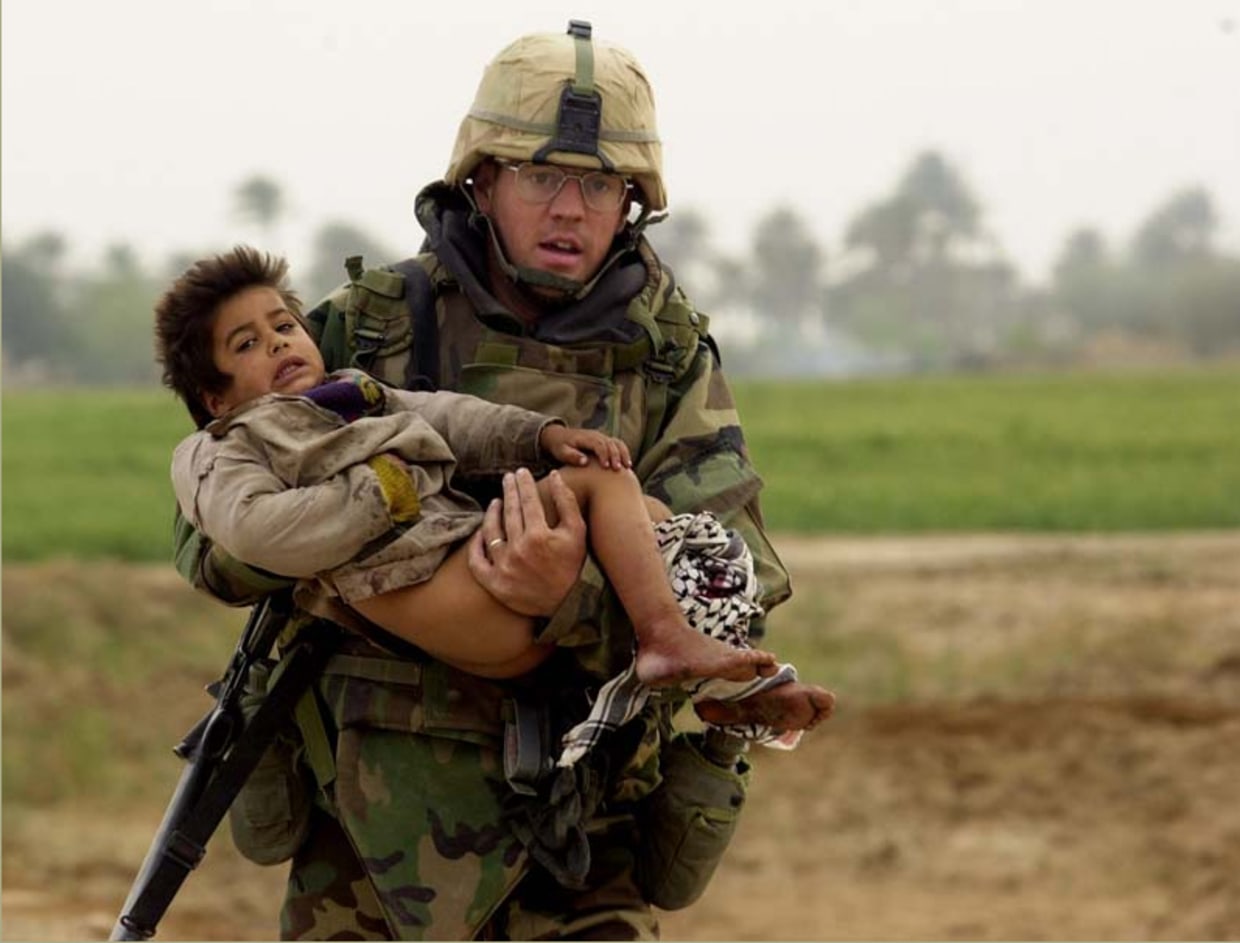 Army medic made famous in Iraq photo dies