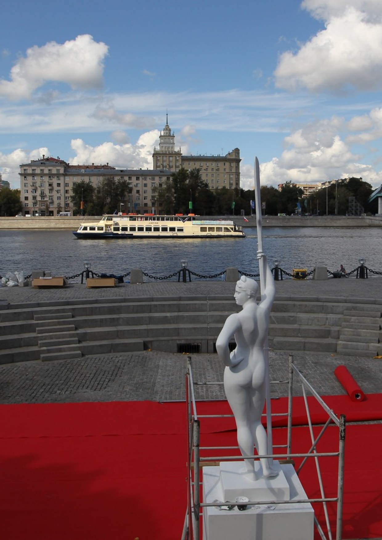 Too sexy for Stalin Russian rowers embrace oar girl statue hq pic