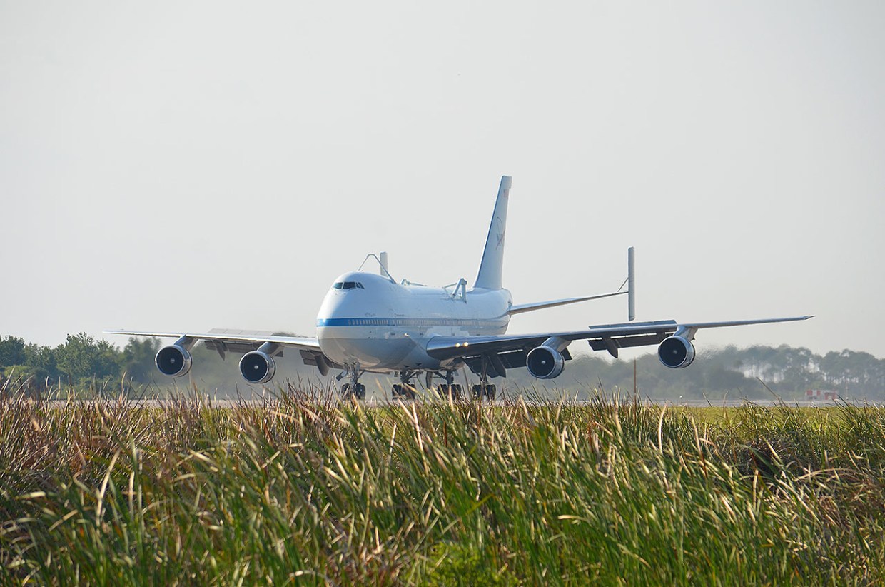 NASA jumbo jet arrives to ferry Discovery to Smithsonian