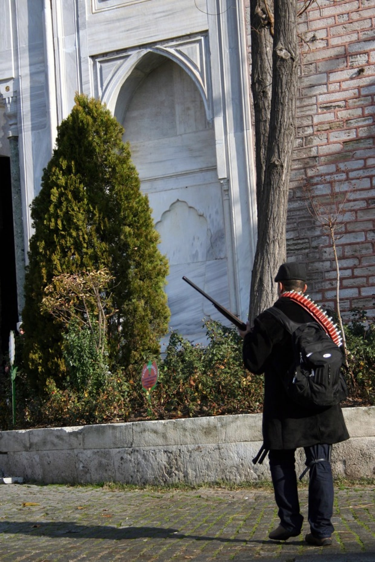 gunman wounds 2 at istanbul s topkapi palace