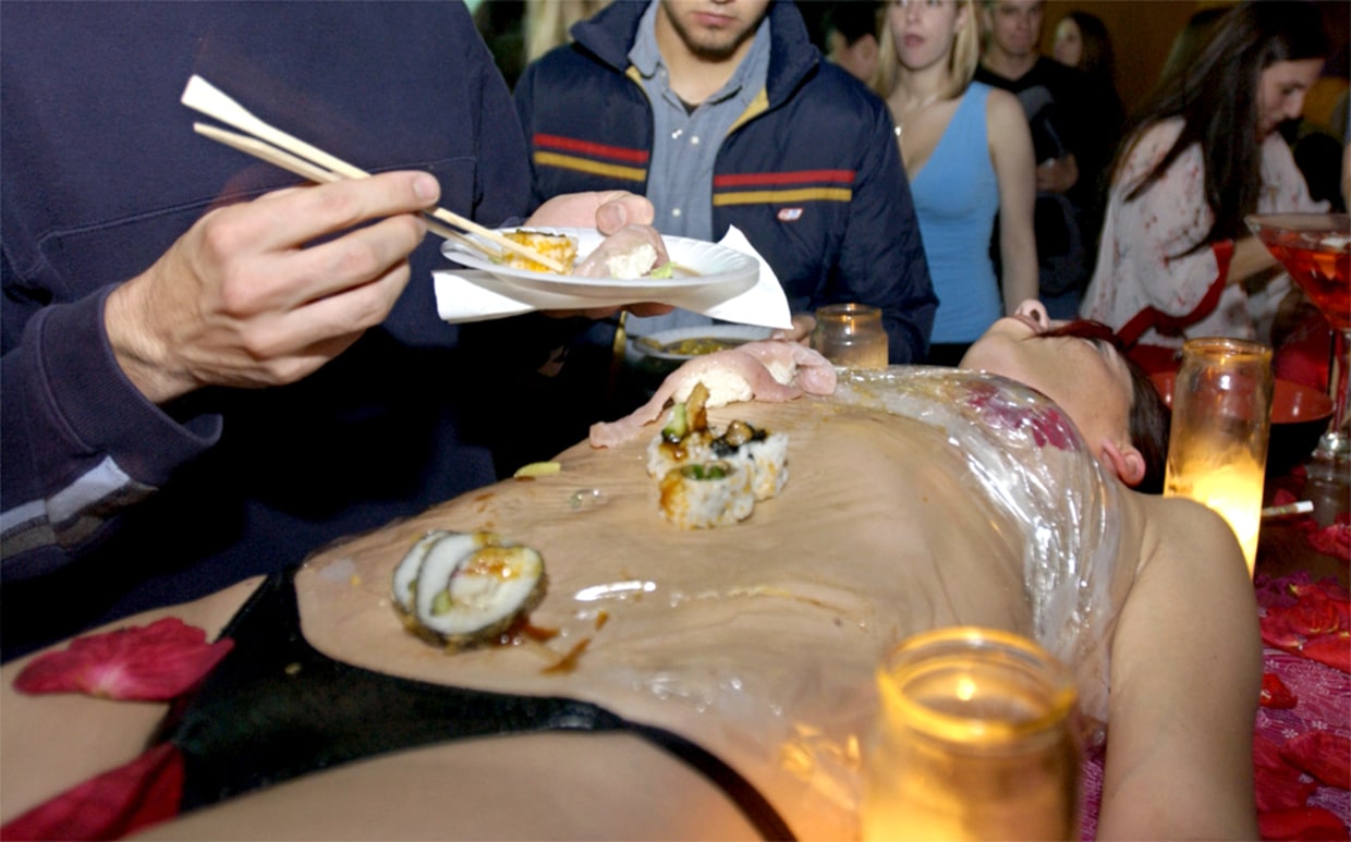 Подача суши на женском теле