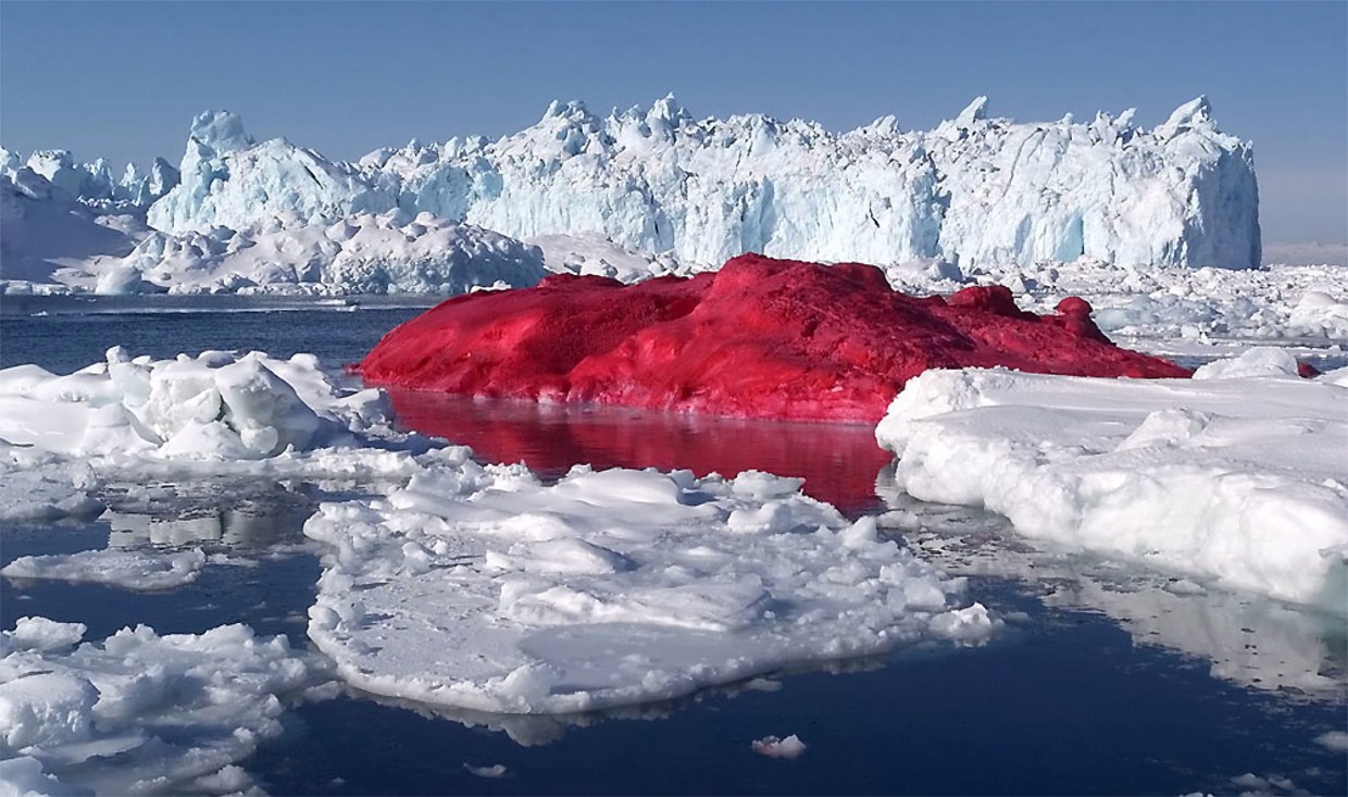 Konvertere Signal Grundlæggende teori Red iceberg causes a stir in Greenland