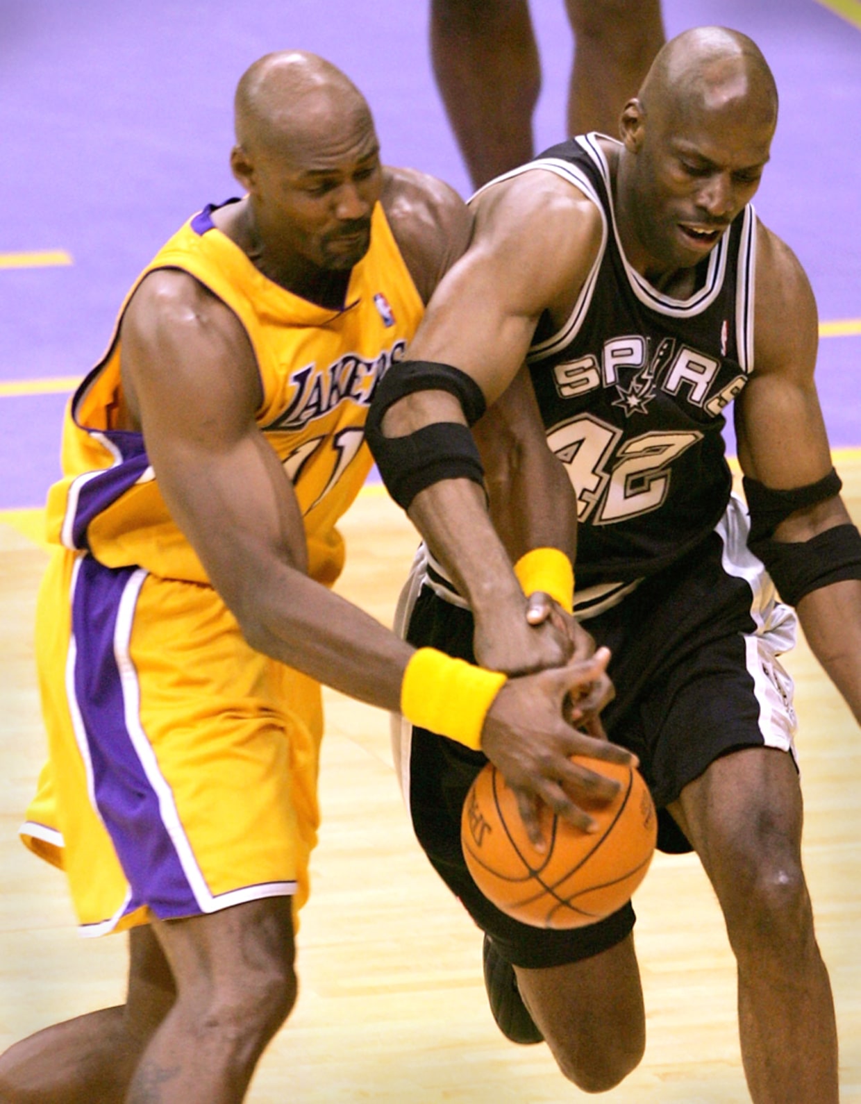 Los Angeles Lakers forward Karl Malone scored 20 points and had six  rebounds during a 98-90 victory over the New York Knicks in an NBA  basketball game at the Staples Center on