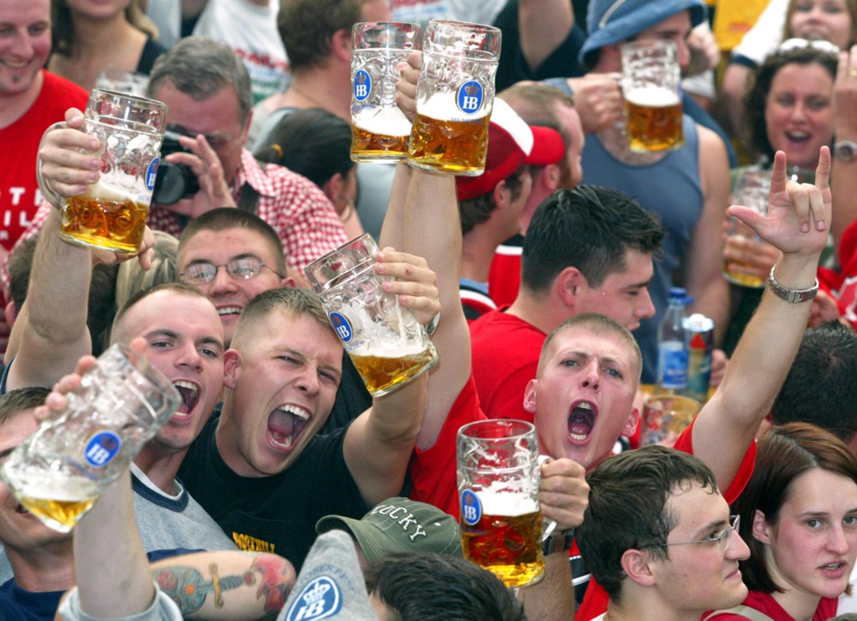 Бежит пить пиво. Болельщики с пивом. Футбольный болельщик с пивом. Болельщики с пивом на стадионе.