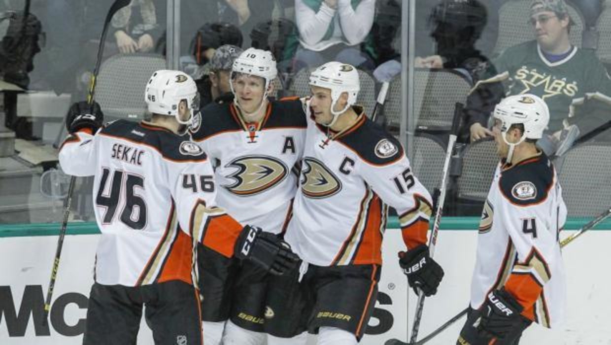 Hot Goalie John Gibson Turns Away Stars in Ducks' 3-1 Win