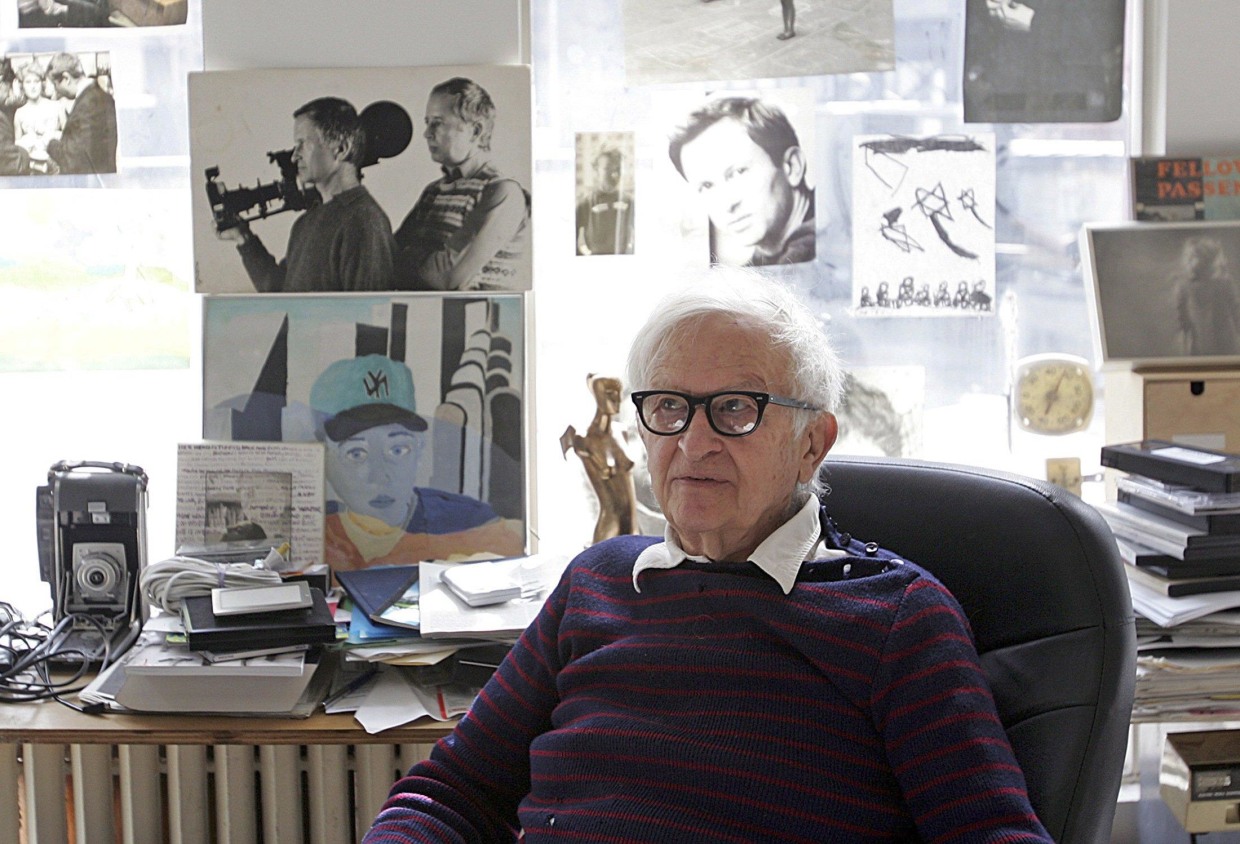 Image: U.S. documentary filmmaker Albert Maysles works in his office in New York